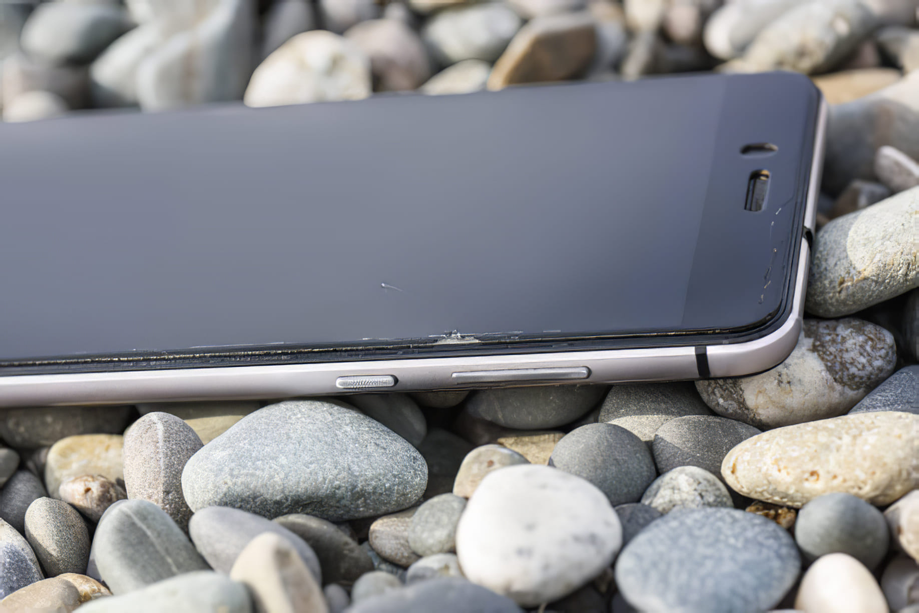 çakıl taşları üzerinde akıllı telefon